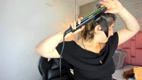 Sarah Deyvis online show from October 2025 03:00:01 PM