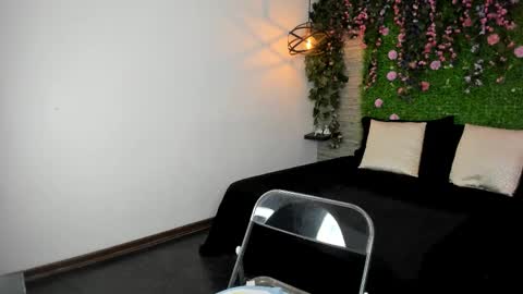 Sarah Deyvis online show from November 2025 01:33:02 PM