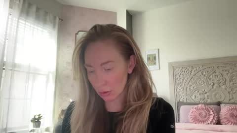 Snapshot of sarahgiroux86 chatting on April 2026 04:59:02 PM Sarah online show from April 2026 04:59:02 PM