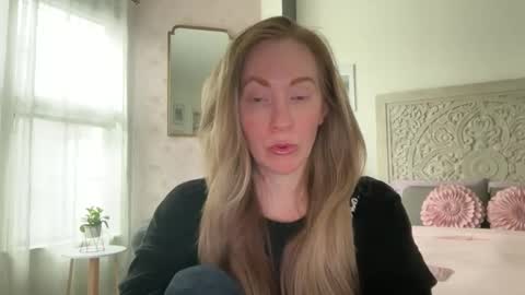 Snapshot of sarahgiroux86 chatting on April 2026 05:54:02 PM Sarah online show from April 2026 05:54:02 PM