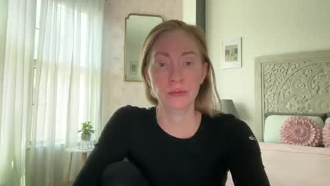 Snapshot of sarahgiroux86 chatting on June 2026 06:42:01 PM Sarah online show from June 2026 06:42:01 PM