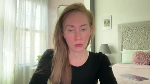 Snapshot of sarahgiroux86 chatting on June 2026 06:11:02 PM Sarah online show from June 2026 06:11:02 PM
