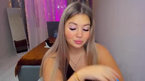 Sarah online show from November 2025 07:02:02 PM