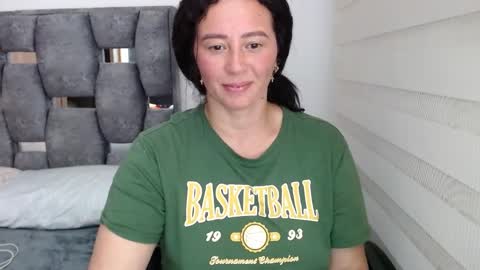 Snapshot of sarahott_1 chatting on December 2024 10:45:01 PM Lia online show from December 2024 10:45:01 PM