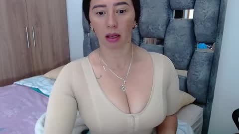 Snapshot of sarahott_1 chatting on January 2025 01:43:01 PM Lia online show from January 2025 01:43:01 PM