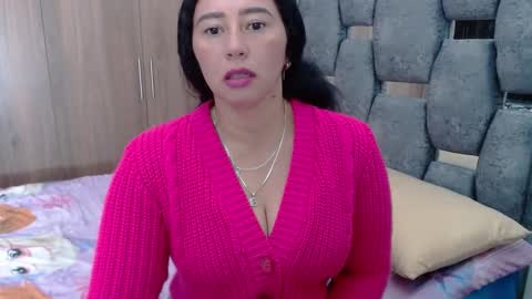 Snapshot of sarahott_1 chatting on January 2025 05:08:01 PM Lia online show from January 2025 05:08:01 PM