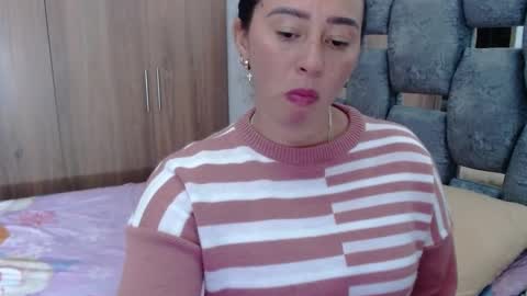 Snapshot of sarahott_1 chatting on January 2025 08:40:02 PM Lia online show from January 2025 08:40:02 PM