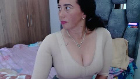 Snapshot of sarahott_1 chatting on January 2025 09:11:02 PM Lia online show from January 2025 09:11:02 PM