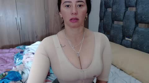 Snapshot of sarahott_1 chatting on January 2025 02:48:01 PM Lia online show from January 2025 02:48:01 PM