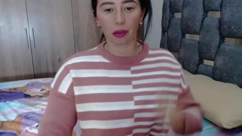 Snapshot of sarahott_1 chatting on January 2025 05:51:02 PM Lia online show from January 2025 05:51:02 PM