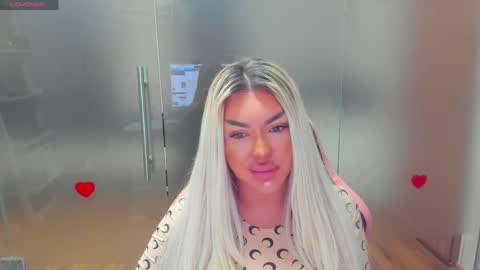 Snapshot of sarahstone_ chatting on April 2026 08:26:01 AM Sarah online show from April 2026 08:26:01 AM