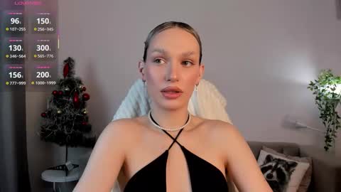 Snapshot of sarilit chatting on December 2025 03:11:01 AM Your Selena 3 online show from December 2025 03:11:01 AM