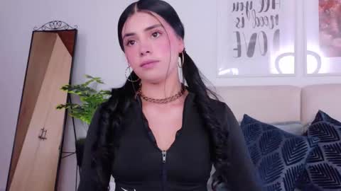 Sara online show from November 2025 08:53:01 PM