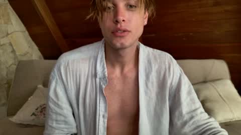 Snapshot of sashenkka chatting on May 2026 12:39:01 AM Sasha -- online show from May 2026 12:39:01 AM