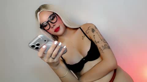 Snapshot of sassy_tiffanie chatting on November 2025 12:54:01 AM Tiffanie online show from November 2025 12:54:01 AM