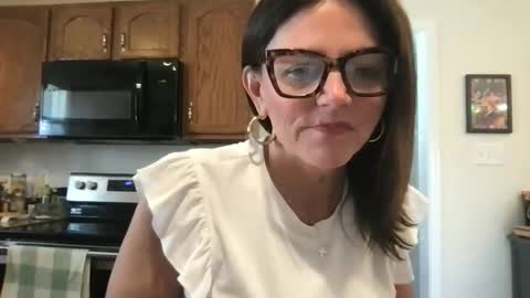 Snapshot of sassynsweetmilf chatting on May 2026 03:27:01 PM sassynsweetmilf online show from May 2026 03:27:01 PM