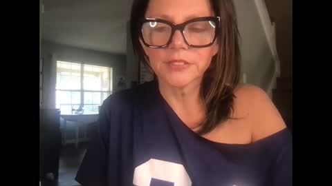 Snapshot of sassynsweetmilf chatting on May 2026 12:33:02 PM sassynsweetmilf online show from May 2026 12:33:02 PM