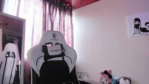    im expecting 300 thumbs up on my altar online show from February 2025 09:47:01 PM