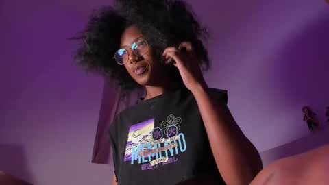 Snapshot of saturno_vibes chatting on October 2025 09:07:01 AM saturno_vibes online show from October 2025 09:07:01 AM