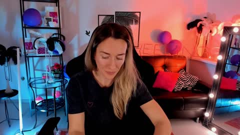 Snapshot of save_the_qween chatting on December 2024 10:53:02 AM save the qween online show from December 2024 10:53:02 AM