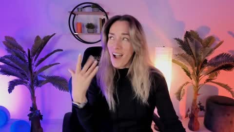 Snapshot of save_the_qween chatting on January 2025 05:03:01 AM save the qween online show from January 2025 05:03:01 AM