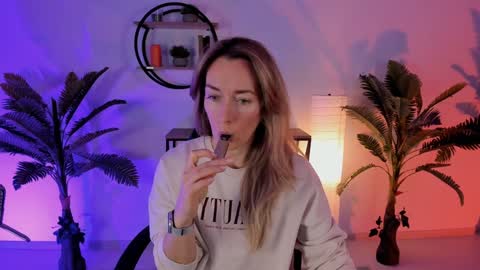 Snapshot of save_the_qween chatting on January 2025 05:37:02 AM save the qween online show from January 2025 05:37:02 AM