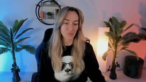 Snapshot of save_the_qween chatting on January 2025 08:10:02 AM save the qween online show from January 2025 08:10:02 AM