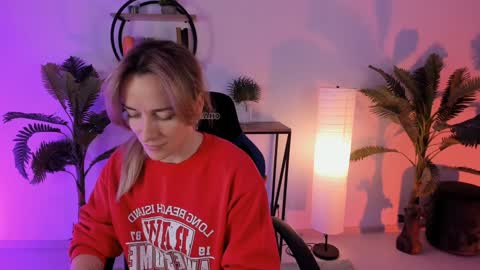 Snapshot of save_the_qween chatting on February 2025 07:07:02 AM save the qween online show from February 2025 07:07:02 AM