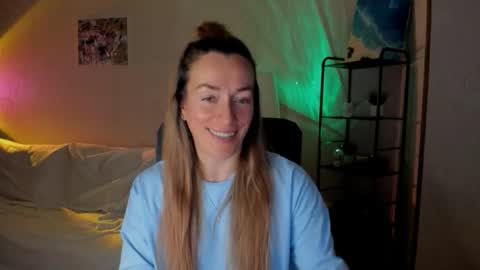 Snapshot of save_the_qween chatting on December 2025 06:55:02 AM save the qween online show from December 2025 06:55:02 AM