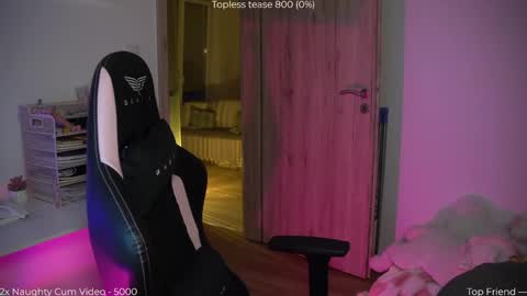 Snapshot of savvage_play chatting on April 2026 06:20:01 PM Naomi online show from April 2026 06:20:01 PM