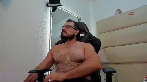 Snapshot of sbastone_muscle chatting on November 2025 09:31:02 AM sebastian muscleman daddy the better latin lover online show from November 2025 09:31:02 AM