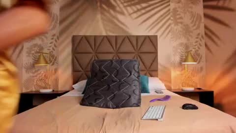 Snapshot of scarleett22 chatting on November 2025 07:52:02 PM Scarleet online show from November 2025 07:52:02 PM