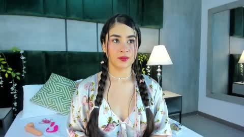 Snapshot of scarlet_belrose chatting on March 2026 12:43:02 PM Scarelet online show from March 2026 12:43:02 PM