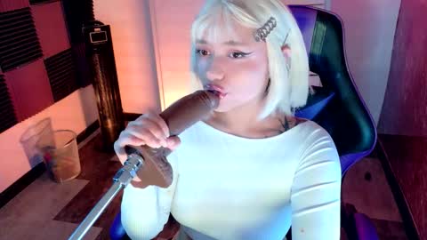 Snapshot of scarlet_gold chatting on November 2025 04:35:01 AM scarlet_gold online show from November 2025 04:35:01 AM