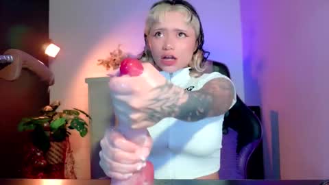 Snapshot of scarlet_gold chatting on December 2025 05:06:02 AM scarlet_gold online show from December 2025 05:06:02 AM