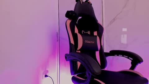 Snapshot of scarletblaze_ chatting on April 2026 12:36:02 PM Scarlet online show from April 2026 12:36:02 PM