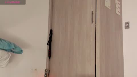 Scarlett Thumb up please help me 100 its important online show from February 2025 02:35:01 AM