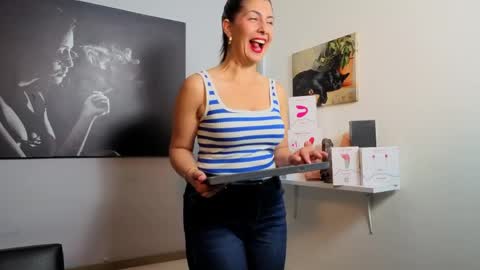 Snapshot of scarlett_moore_ chatting on May 2026 02:22:02 PM Scarlett online show from May 2026 02:22:02 PM