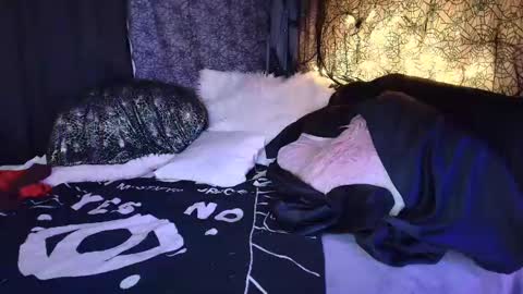 Sarah Bones online show from January 2025 09:47:02 PM