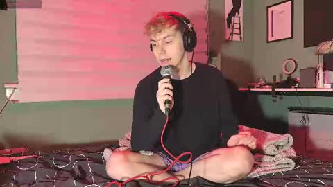 Snapshot of scottish_twink01 chatting on February 2025 09:01:01 PM danny online show from February 2025 09:01:01 PM