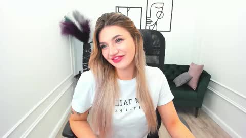 Snapshot of selenaemoore chatting on September 2025 07:41:02 PM selenaemoore online show from September 2025 07:41:02 PM