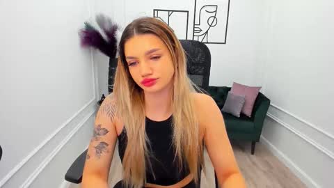 Snapshot of selenaemoore chatting on October 2025 03:36:01 AM selenaemoore online show from October 2025 03:36:01 AM