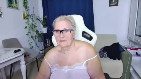 Snapshot of selenna57 chatting on April 2026 05:28:01 PM Selenna online show from April 2026 05:28:01 PM