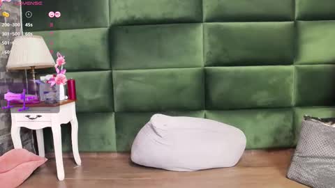 Selen online show from October 2025 07:02:02 PM