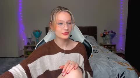 Snapshot of selfharm777 chatting on September 2025 08:21:01 PM Simon and Alice online show from September 2025 08:21:01 PM