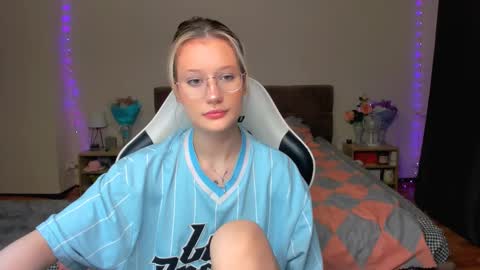 Snapshot of selfharm777 chatting on October 2025 09:59:02 PM Simon and Alice online show from October 2025 09:59:02 PM