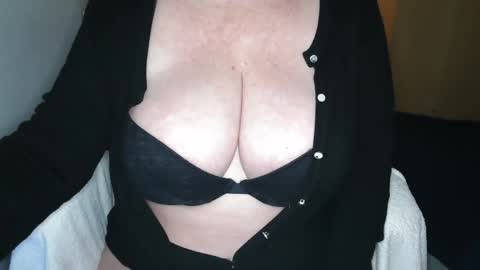 Snapshot of sensual_cris chatting on February 2025 03:57:02 PM CRIS  online show from February 2025 03:57:02 PM