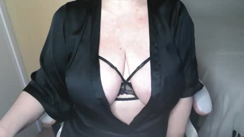 Snapshot of sensual_cris chatting on November 2025 06:41:02 PM CRIS online show from November 2025 06:41:02 PM