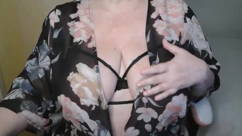 Snapshot of sensual_cris chatting on April 2026 08:45:01 AM CRIS online show from April 2026 08:45:01 AM