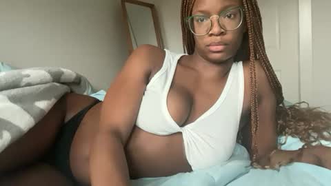 Serenity Bee   online show from November 2025 04:40:01 PM